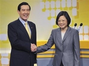 Taiwan President and Nationalist Party (KMT) Chairman Ma Ying-jeou (L) shakes hands with Democratic Progressive Party (DPP) Chairwoman Tsai Ing-wen during a televised debate over the economic cooperation framework agreement (ECFA), a free trade style agreement with mainland China, at the Taiwan Public Television station in Taipei April 25, 2010. Taiwan urgently needs a trade pact with China to save its $390 billion economy from pariah status, Ma said on Sunday in a historic debate as the opposition accused him of ignoring public fears. REUTERS/Chi Chih-hsiang/Pool (TAIWAN - Tags: POLITICS BUSINESS) QUALITY FROM SOURCE