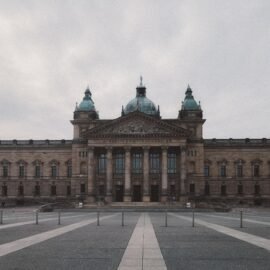 過去的就過去了?民主化後的前威權法官與不正義